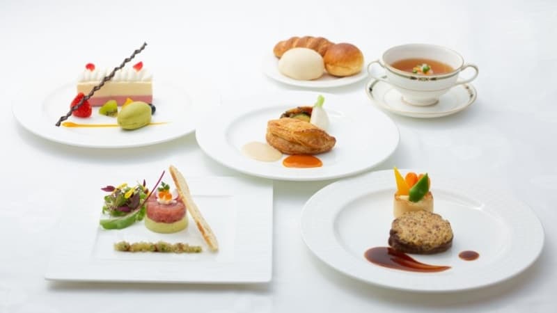 【フランス料理（正餐・オンテーブルブッフェ）】
オードブルからデザートまでフルコースでお楽しみいただけます。シェフが心をこめて作ったお料理を、最高のタイミングでお客様にサービスいたします。