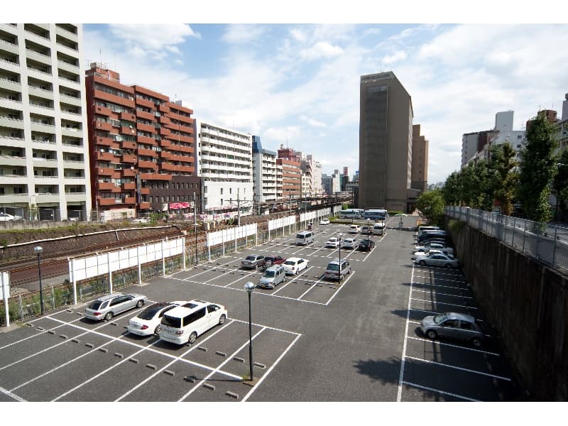 【駐車場】
平面駐車場最大70台まで収容可能です。