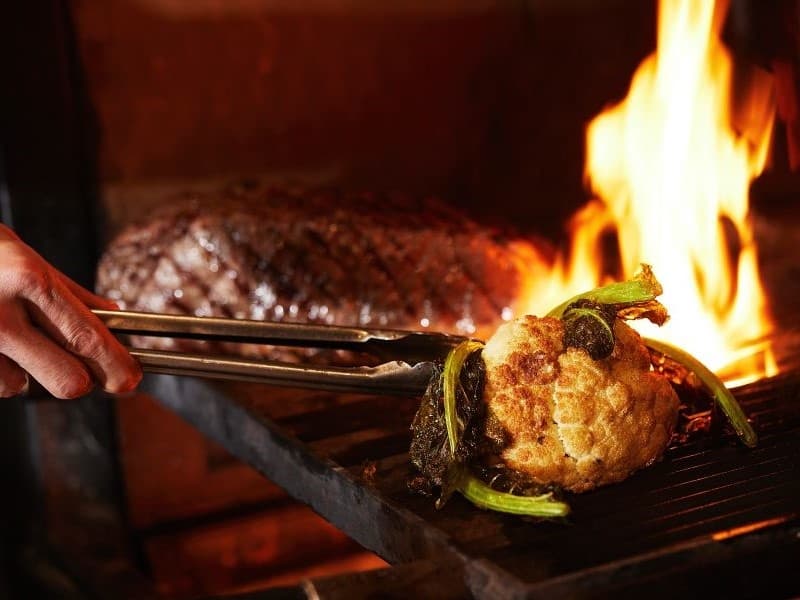 洋食レストラン；WOODSIDE dining
ディナーでは薪で近隣の野菜やお肉を焼き提供いたします。