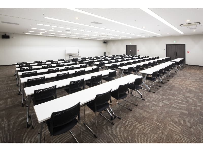 80名～120名規模でご使用可能な会場です。
講演会、安全大会、試験会場等にもご利用頂ける会場です。