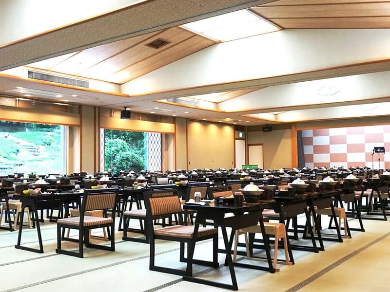 宴会場「天城」225畳
ご宴会場での高膳・高椅子180名まで対応