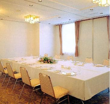 2F 小宴会場「松の間」
24名様までのご宴会にご利用いただける小宴会場です。お仕事でのミーティングやスクール形式での講演会、少人数でのパーティやお食事会など目的に合わせてフレキシブルに対応します。