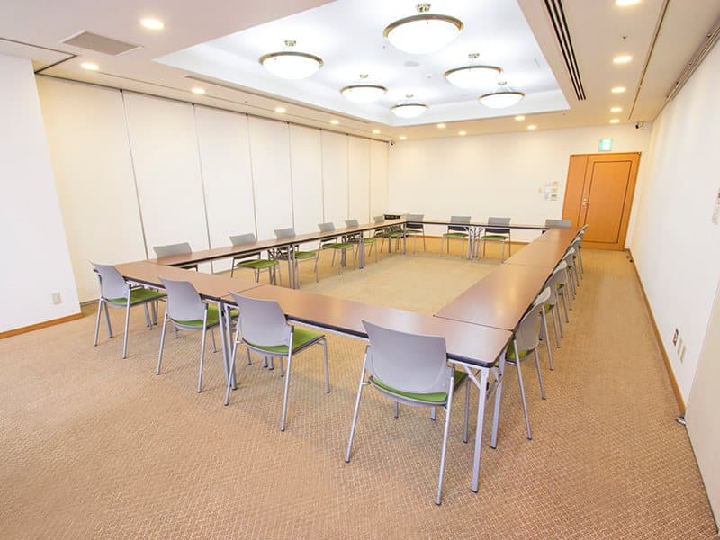 最大シアター型で60名収容可能です。
企業説明会・講演会・研修会・会議 など様々な用途にご対応致します。
窓が大きく開放感がありアパレル展示会やイベントルームとしてのご利用にも最適です。また、ビル最上階にあり日当たり 眺めも良く最高のロケーション。
