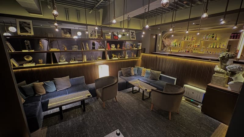【会場】
ソファー席で広々した空間です。
リラックスしてお過ごしいただけます。