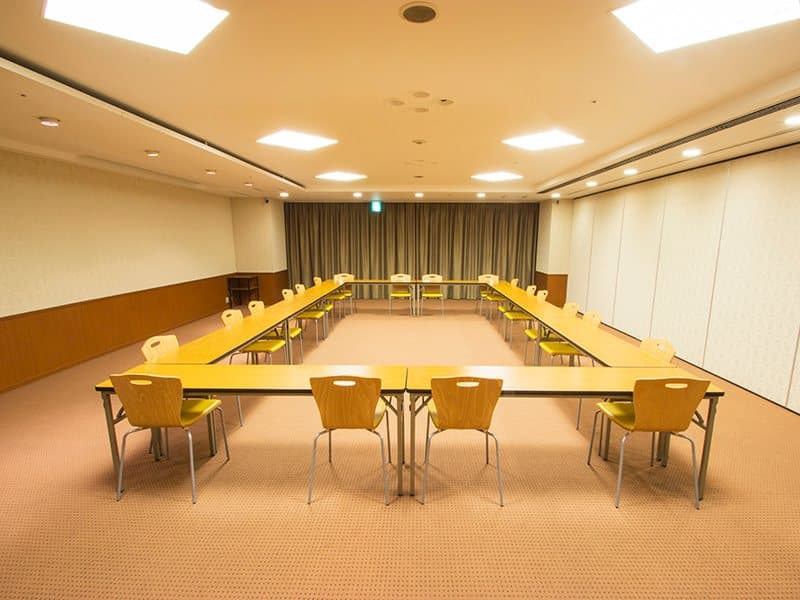 最大シアター型で80名収容可能です。
企業説明会・講演会・研修会・会議 など様々な用途にご対応致します。
また、アパレル展示会やイベントルームとしてのご利用にも最適です。