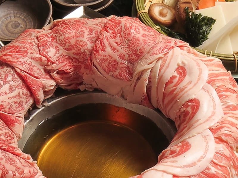 霜降り肉を主役にしたしゃぶしゃぶの一皿