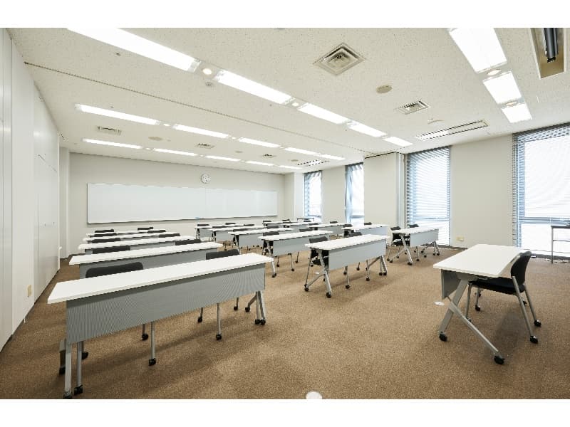 【会議E（100㎡）】　スクール：30名
