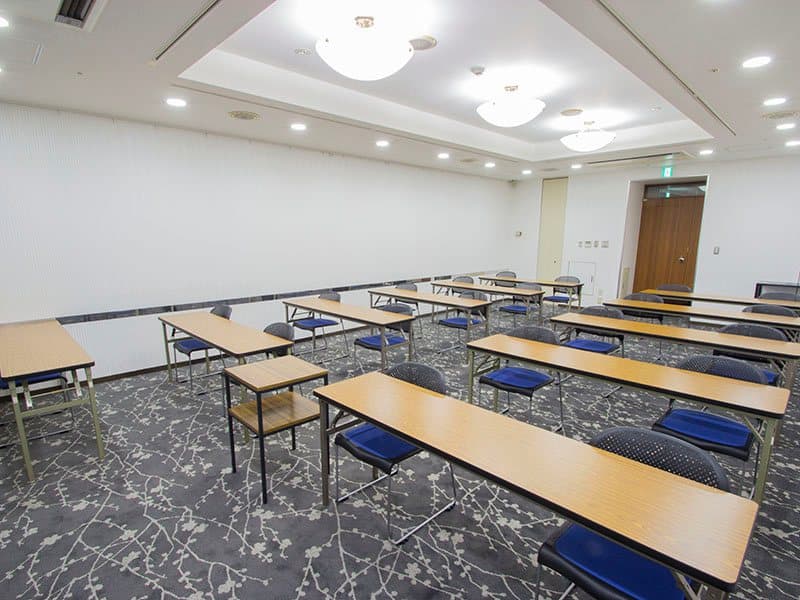 最大シアター型で７０名収容可能です。

お客様の用途に合わせてレイアウトさせていただきます。

「会議・研修・セミナー・展示会・パーティー等」、様々なニーズに合わせてご利用いただけます。