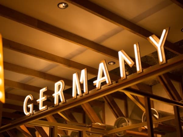 雰囲気をぐっと引き立てる「GERMANY」のサイン。