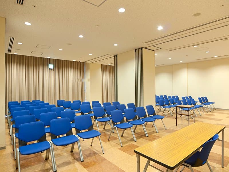最大シアター型で１００名収容可能です。

お客様の用途に合わせてレイアウトさせていただきます。

「会議・研修・セミナー・展示会・パーティー等」様々なニーズに合わせてご利用いただけます。