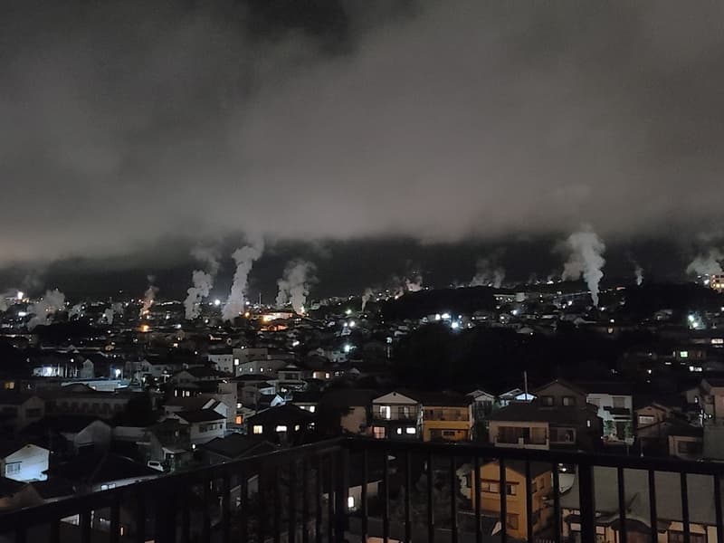 【テラス】
展望テラスはご宿泊者様は自由に出入りできます。
（鶴見岳側の夜景）