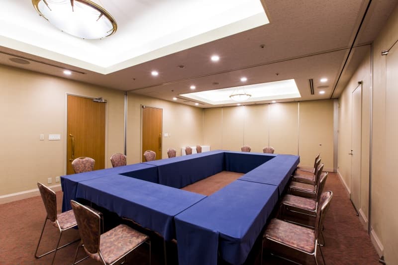 お昼の会議室プラン(月～水曜日限定)
※50名を超えるご利用の場合も各種特典をご準備いたします。ご相談ください。