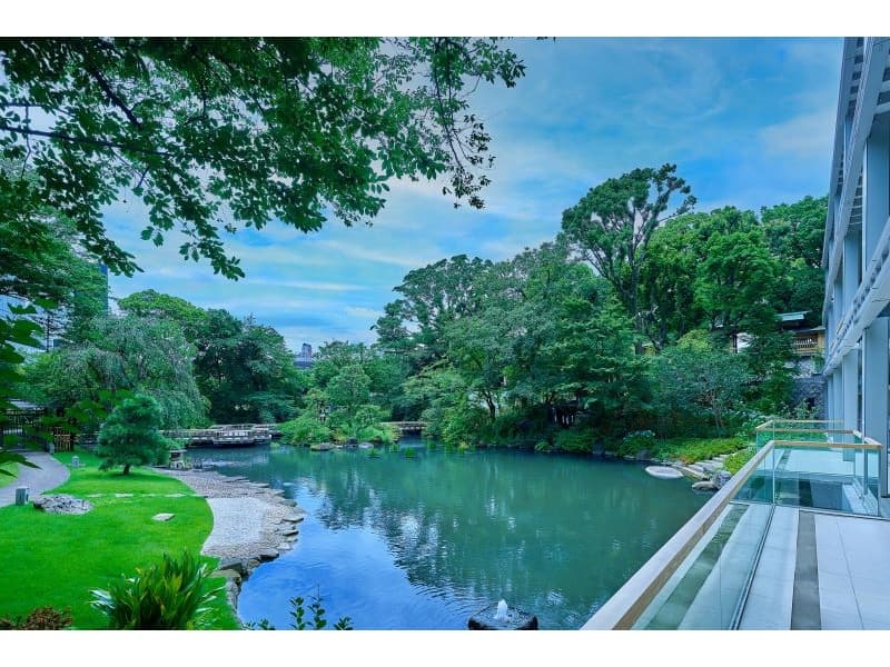 1F『神楽/かぐら』テラス
目の前に広がる絶景日本庭園。
春は桜、夏は緑、秋は紅葉をお楽しみいただけます。
『玉響/たまゆら』とあわせて1フロア貸し切り利用が大好評！
「表彰式+懇親会」、「総会+立食パーティ」等
様々なシーンでご活用いただけます。