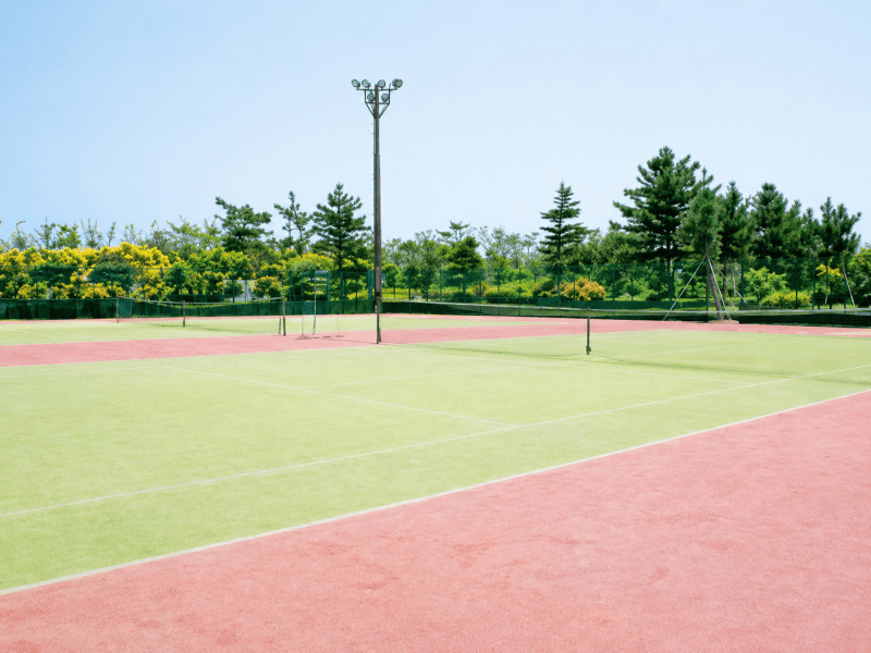 「テニスガーデン」
蓮沼海浜公園内／砂入り人工芝コート20面（センターコート1面・ナイター照明付き2面）／利用時間：9:00～21:00（最終受付20:00）／有料オプション：ナイター照明・レンタルラケット。