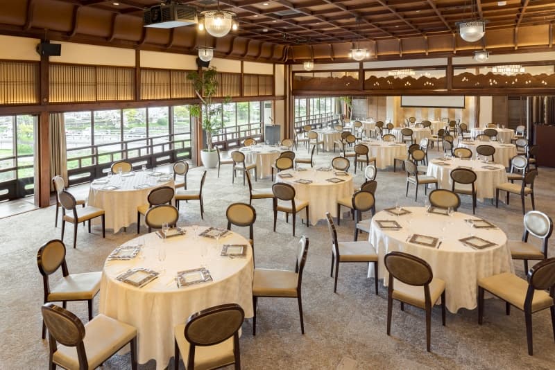 ▼GRAND BALL ROOM
フロア:3F
・窓から東山・清水寺・五重塔が一望できる当会場のメインバンケット。
●最大卓数：円卓24卓（1卓7名様）
●収容人数：着席/立食200名様
●面積：315.3㎡
●天井高：約4.9m