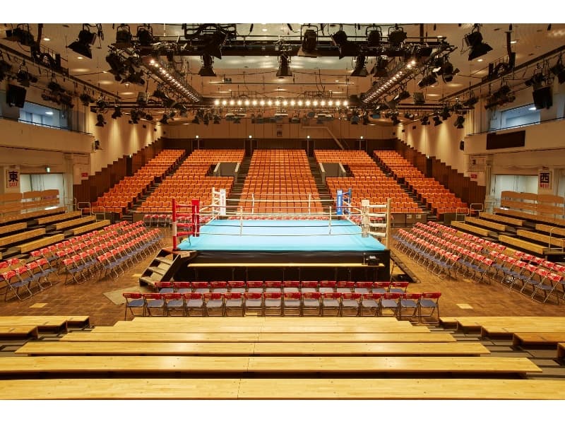 ■後楽園ホール（会場）
ボクシングリングを活かした演出も可能。
受章者が花道から入場し、リングインして表彰式を行うなど、他では実現できない趣向を凝らした演出も可能です。
《基本利用料金/開催日（税込）》
9時～22時の内の6時間。平日 792,000円