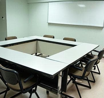 【C研修・会議室】
27㎡のC研修・会議室、スクール形式で最大17名様、ロの字で16名様収容可能。
A研修・会議室の隣に位置し、講師・事務局様の控え室としての利用に最適です。