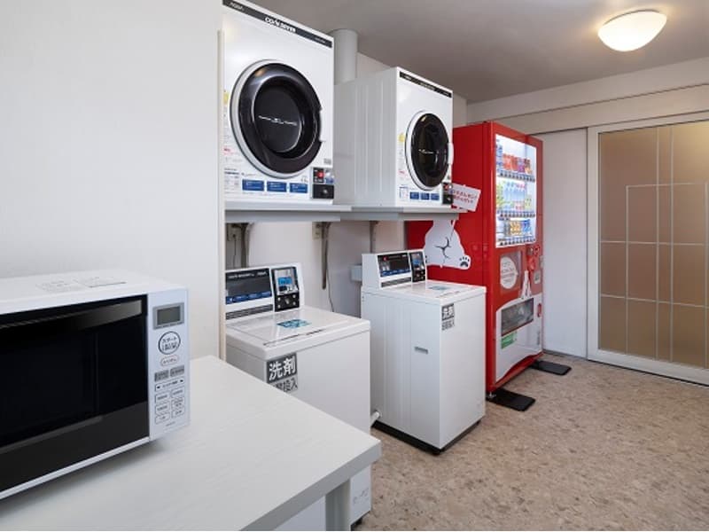1F　ランドリー、電子レンジ、自動販売機