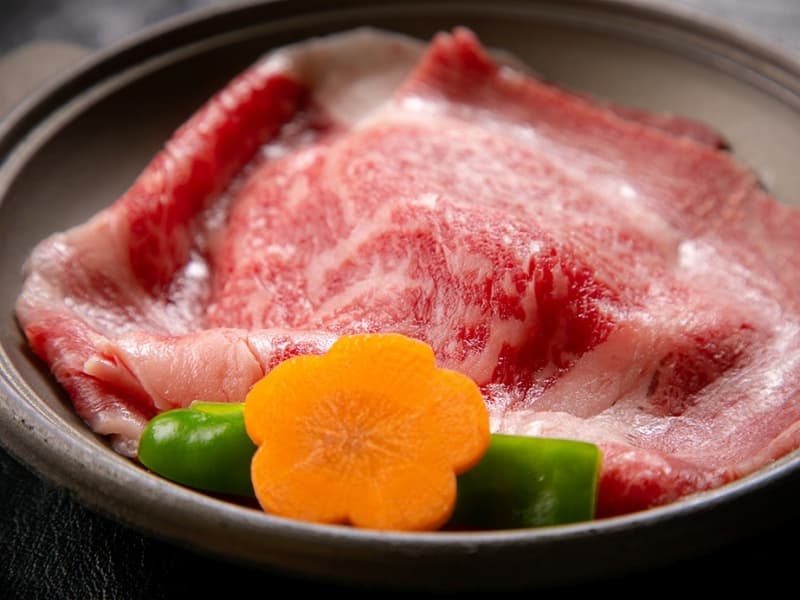 肉質はきめ細かく、口の中でとろける脂が特徴の近江牛