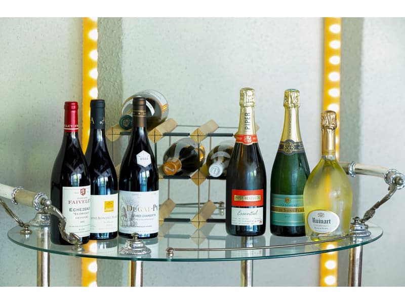 ビール・シャンパン・白ワイン・赤ワイン・ハイボール・焼酎など、お好みに合わせて多様なリクエストにお応えできるよう、お酒は種類豊富にご用意しています