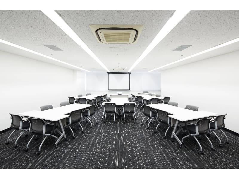 30名～50名規模の中会議室になります。
研修・会議等多岐にわたりご利用可能です。
※島型サンプルレイアウトになります。