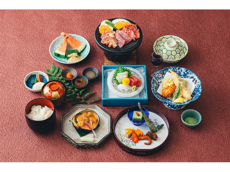 会席料理は季節ごとの大和食材をなるべく献立に反映し地産地消を心がけております(写真:大和三大ブランド肉会席)