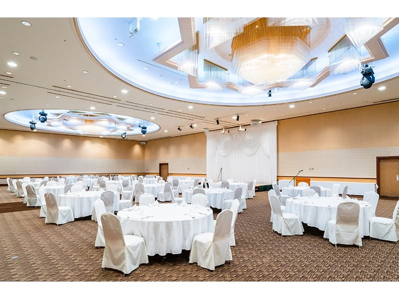 3階大宴会場「プレミアホール（550㎡）」
※2会場連結
分割時　サファイア・エメラルド（各270㎡）