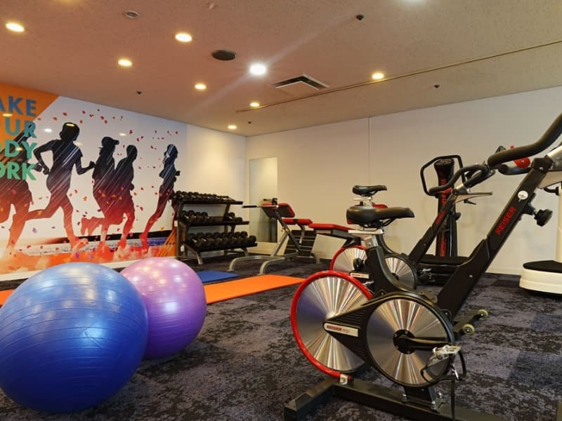 [団体様向け]フィットネスルーム
館内みんなでワークアウト!トレッドミルにエアロバイク、バランスボール、ヨガマットと本格的なラインナップ。
外が雨でも楽しめるので、フィットネスマシンで汗を流して、身体の中からデトックス。また大型モニターもあり、スポーツ団体様の合宿にも最適です。