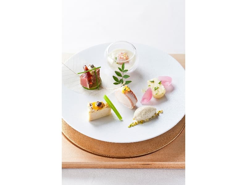 コース料理イメージ
日本の土地が育む和の食材と、華やかなフレンチを融合させた至極の料理。
馴染み深く、それでいて新鮮な驚きと発見に満ちた料理の世界観は、
世代を問わず愛されゲストの記憶に残るおもてなしに。