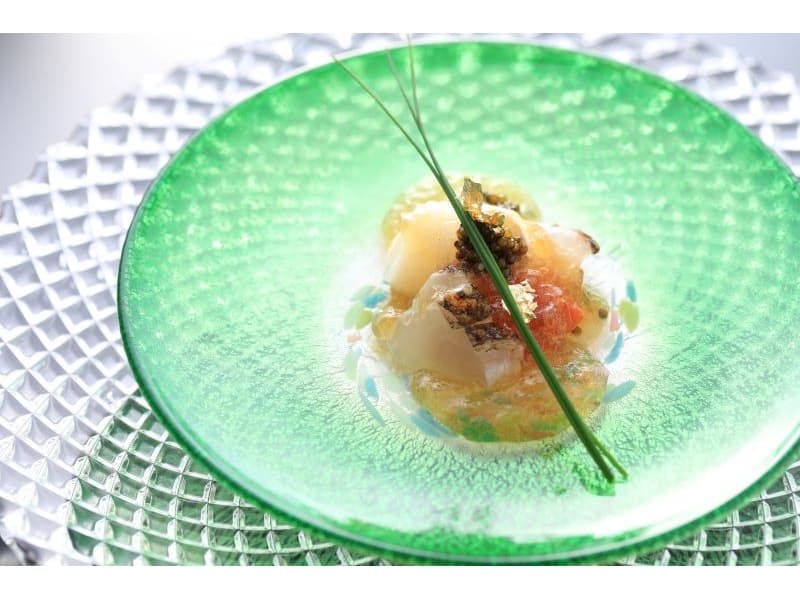 コース料理イメージ
全国の窯元や有名作家が手掛けた1品もの器で、美食をより際立たせる本物と本質にこだわったおもてなしをお届け。
日本庭園を臨めるプライベート空間で、コース料理をお召し上がりながら心通うひとときをお過ごしください。
オリジナル料理も相談可能