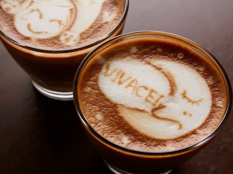 専属のバリスタが淹れるカフェメニューもぜひお試しを！カプチーノとカフェラテには、インスタ映え抜群のVIVACE特製ラテアートを描いてサーブします