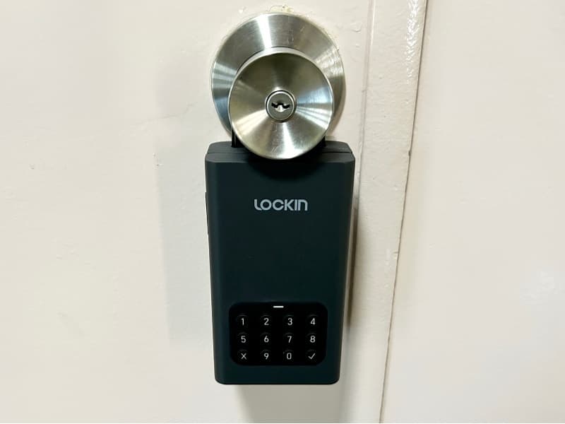 扉のドアノブについているキーボックスを、予約完了メールに記載している方法で解錠し、中から鍵を取り出してご入室いただきます