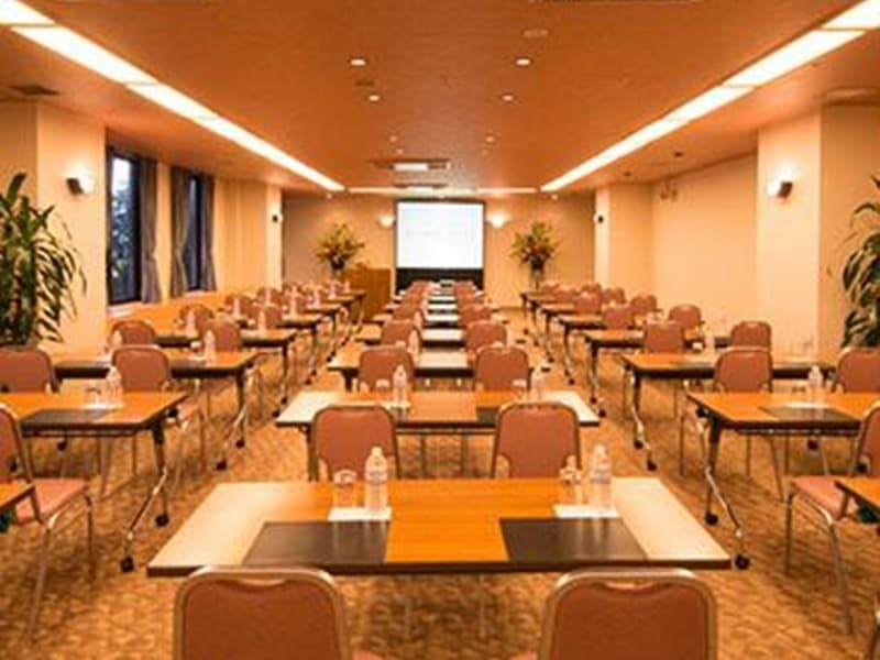 ガーデンルーム:
スクール形式での利用例。
最大72名様がご利用可能です。