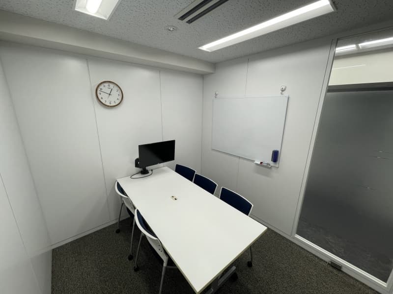 「Room2」
・全体面積：6.8㎡
・収容人数：6名
・モニタ、Webカメラ、マイク　無料
・ホワイドボード　無料