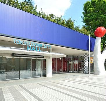 ■東京ドームシティホール
ミーツポートの地下に広がる多目的ホール。コンサートやミュージカル、ビジネス会議など、様々なイベントに対応可能します。
《基本利用料金/開催日（税抜）》9時～23時
平日 2,310,000円、土日祝 2,772,000円
