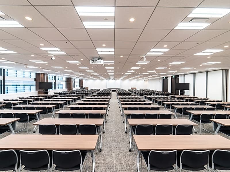 ROOM F+G　494m²　収容人数：スクール3名掛け360名