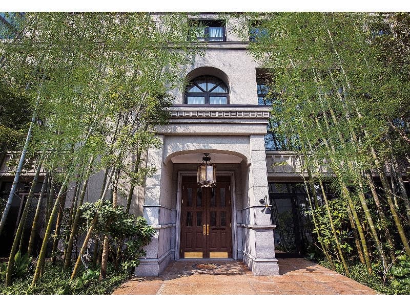 1F【エントランス】
表参道駅から徒歩3分の好立地◎
都会の喧騒を忘れてしまう緑豊かなエントランス。
一歩足を踏み入れると、贅沢な非日常空間に。