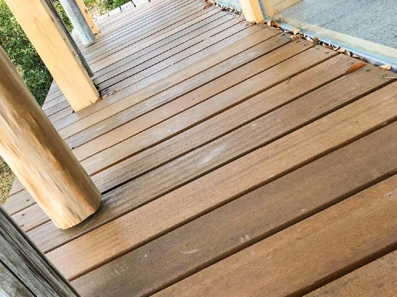 木のぬくもりを感じる開放的なウッドデッキ。自然光が差し込む心地よいテラス空間で、休憩やリフレッシュにご利用いただけます。