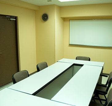 【D研修・会議室】
19㎡のD研修・会議室、スクール形式では9名様、ロの字では10名様収容可能。
D1、D2、D3と3室を用意。
合宿ミーティングや他の研修・会議室とセットでの講師・事務局様の控え室やグループでの討議室としての利用にお勧めです。