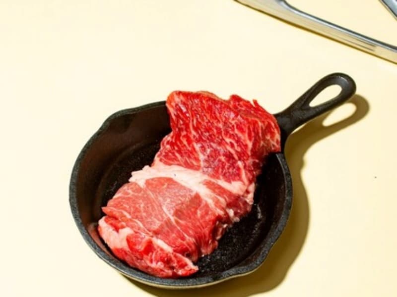 厳選された牛ロース肉は、食べ応え抜群