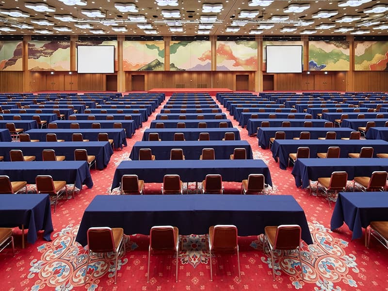 【Heian-平安-】（1F）　1,000名超の総会・会議にも対応可能な大宴会場。収容人数（例）シアター…3,000名、スクール…880名、着席…1,200名、立食…3,000名※全面使用時