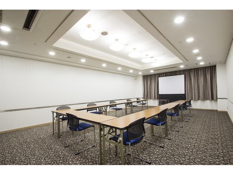■菊
面積：56㎡
料金：¥26,000／3時間
スクール型：42名
シアター型：70名
口の字型：24名