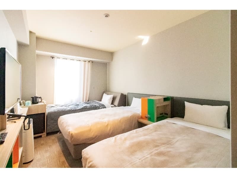 【宿泊室】トリプルルーム　面積：21㎡

通常のツインルームにエキストラベッドを入れたお部屋です。宿泊費を少しでも抑えたいお客様へおすすめです。