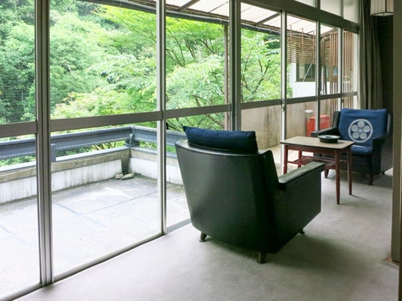 川側の和室24畳。当館で最も広い個室。複数のグループや団体様でのご利用に最適です。