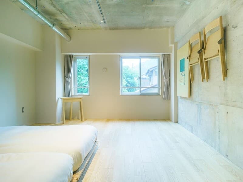 【客室：スタンダードルーム】
お一人様や少人数でも過ごしやすい、スタンダードなお部屋。
サクッと高尾を楽しみたい方にもオススメです。