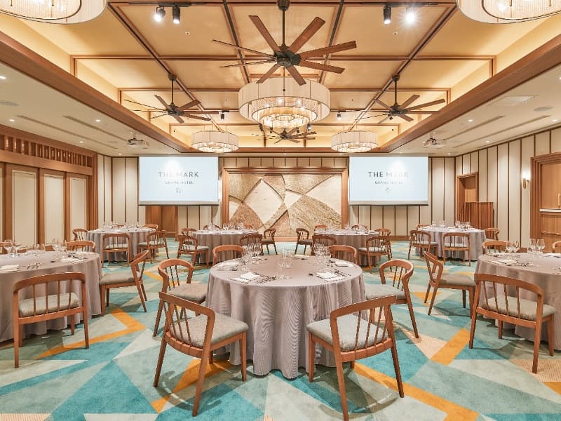 5F THE GRAND ROOM（ザ グランドルーム） 250㎡
着席130名様／立食150名様

アットホームで落ち着きのある空間。
オープンキッチンを併設しており目の前でお料理を仕上げ、香り立つ出来立てのお料理を最高の状態でご提供いたします。