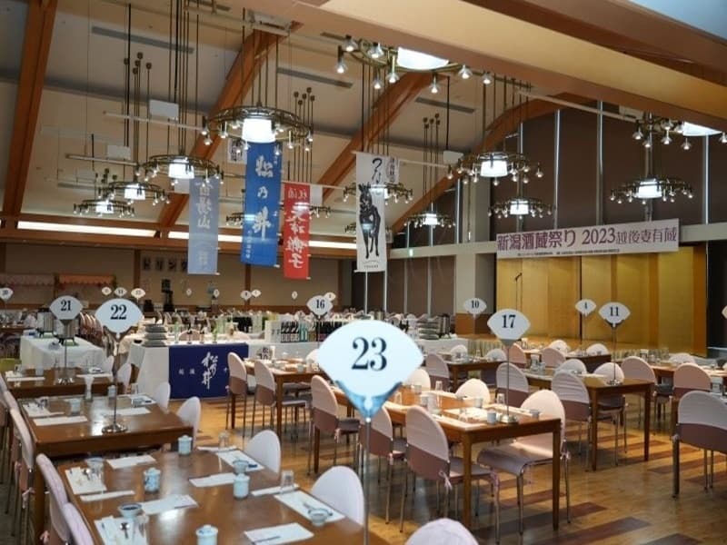 【バンケットホール　ペガサス】　
432㎡
パーティー・イベントにもおすすめ
窓の外には緑豊かな自然とゲレンデが広がります。