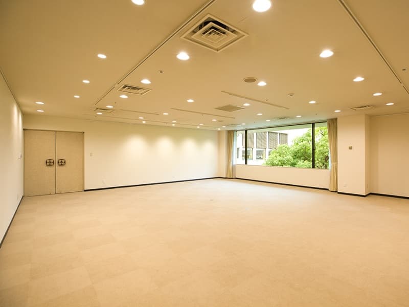 多目的ルーム【Keyaki -楓-】（3F）　四季折々の情景をたたえた日本庭園を一望出来る会場です。多くのゲストが集うロビー階に位置しており、移ろいゆく自然の美しさを愛でながらご利用いただけます。