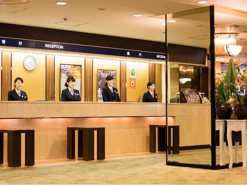 ＜フロント＞スタッフ一同、笑顔でお迎え致します。