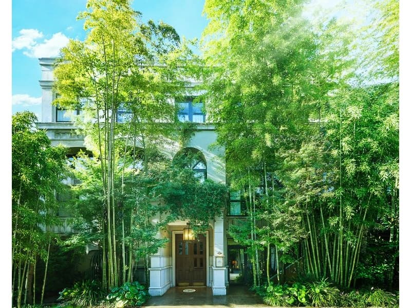 1F【エントランス】
表参道駅から徒歩3分の好立地◎
都会の喧騒を忘れてしまう緑豊かなエントランス。
一歩足を踏み入れると、贅沢な非日常空間に。